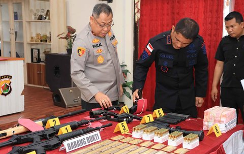 Senjata api nberikut amunisi yang akan diselundupkan kepada KKB di Mapolda, Jayapura, Sabtu (08/03/2025).