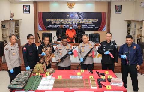 Kapolda Papua Irjen Pol. Patrige R. Renwarin didampingi Kepala Operasi Damai Cartenz-2025 Brigjen Pol. Dr. Faizal Ramadhani menunjukkan senjata api yang akan diselundupkan kepada KKB di Mapolda, Jayapura, Sabtu (08/03/2025).