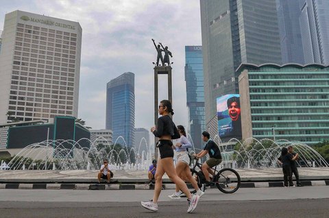 Warga berolahraga di area Hari Bebas Kendaraan Bermotor, Bundaran HI, Jakarta, Minggu (9/3/2025).
