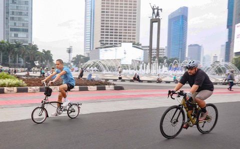 Warga berolahraga di area Hari Bebas Kendaraan Bermotor, Bundaran HI, Jakarta, Minggu (9/3/2025).