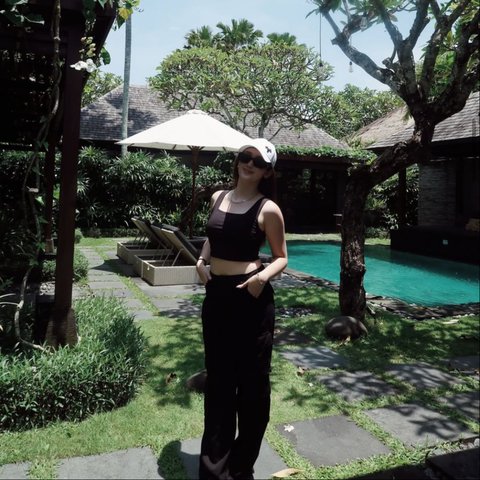 Gaya monokrom Ranty Maria yang jadi inspirasi