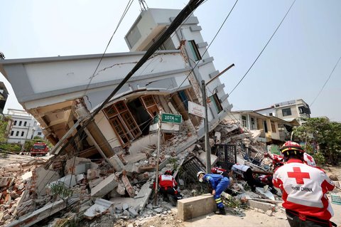 Anggota Tim Tanggap Darurat Internasional Palang Merah China bekerja di sebuah bangunan tempat tinggal runtuh akibat gempa bumi dahsyat di Mandalay, Myanmar, pada 31 Maret 2025.