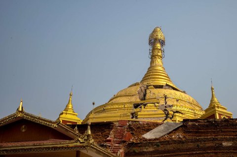 Kondisi sebuah pagoda yang runtuh akibat gempa bumi dahsyat di Mandalay, Myanmar, pada 31 Maret 2025.