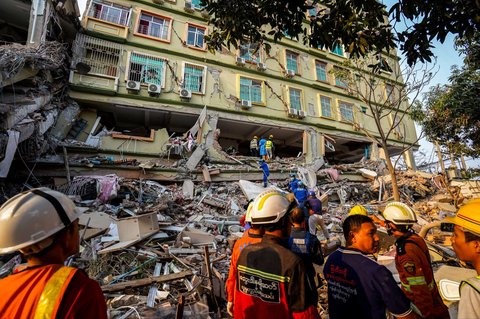 Tim SAR melakukan upaya pencarian dan penyelamatan korban di sebuah bangunan yang hancur akibat gempa bumi dahsyat di Mandalay, Myanmar, pada 31 Maret 2025.