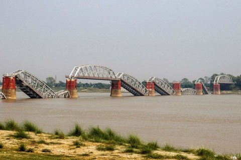 Kondisi jembatan runtuh dan tak lagi bisa dilalui akibat gempa bumi dahsyat di Sagaing, Myanmar, 31 Maret 2025.