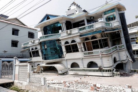 Kondisi sebuah bangunan yang runtuh akibat gempa bumi dahsyat di Mandalay, Myanmar, 31 Maret 2025.