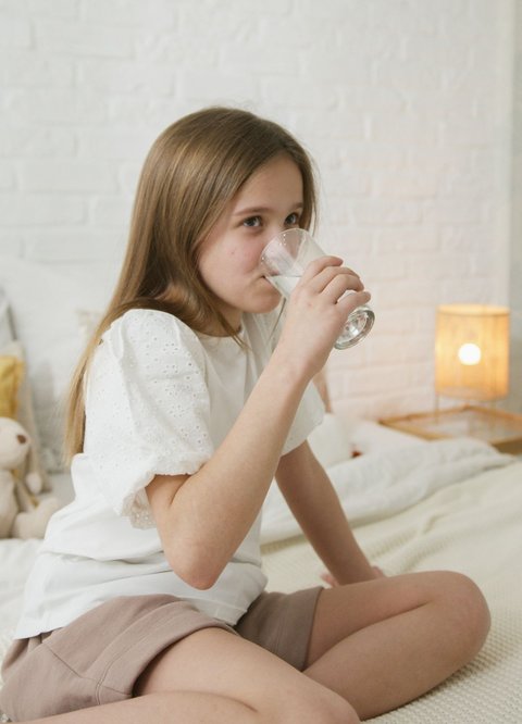 Membiasakan anak untuk minum air putih perlu dilakukan sejak masih kecil karena manfaat kesehatannya.