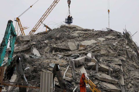 Tim SAR menggunakan crane saat melakukan pencarian korban yang tertimbun reruntuhan gedung pencakar langit setelah gempa dahsyat bermagnitudo 7,7 mengguncang Myanmar di Bangkok, Thailand, pada Selasa (1/4/2025). Getaran gempa mematikan yang menghantam Myanmar terasa kuat di Thailand sampai meruntuhkan gedung pencakar langit yang sedang dalam tahap pembangunan.