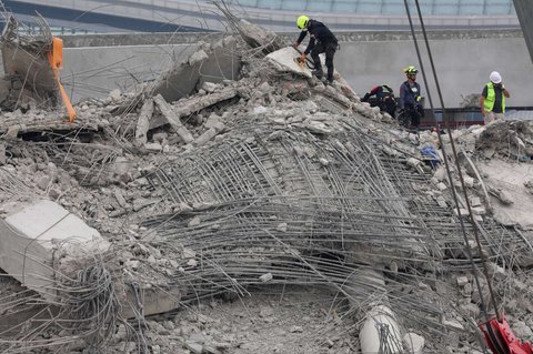 Tim SAR melakukan pencarian korban yang tertimbun reruntuhan gedung pencakar langit setelah gempa dahsyat bermagnitudo 7,7 mengguncang Myanmar di Bangkok, Thailand, pada Selasa (1/4/2025). Getaran gempa mematikan yang menghantam Myanmar terasa kuat di Thailand sampai meruntuhkan gedung pencakar langit yang sedang dalam tahap pembangunan.