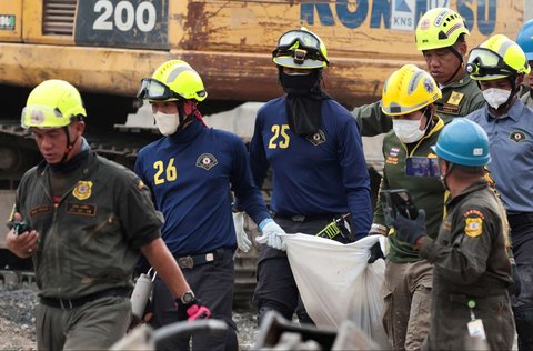 Tim SAR mengevakuasi korban tewas yang ditemukan di bawah reruntuhan gedung pencakar langit setelah gempa dahsyat bermagnitudo 7,7 mengguncang Myanmar di Bangkok, Thailand, pada Selasa (1/4/2025). Getaran gempa mematikan yang menghantam Myanmar terasa kuat di Thailand sampai meruntuhkan gedung pencakar langit yang sedang dalam tahap pembangunan.