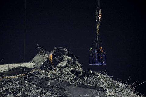 Tim SAR menggunakan crane saat melakukan pencarian korban yang tertimbun reruntuhan gedung pencakar langit setelah gempa dahsyat bermagnitudo 7,7 mengguncang Myanmar di Bangkok, Thailand, pada Selasa (1/4/2025). Getaran gempa mematikan yang menghantam Myanmar terasa kuat di Thailand sampai meruntuhkan gedung pencakar langit yang sedang dalam tahap pembangunan.