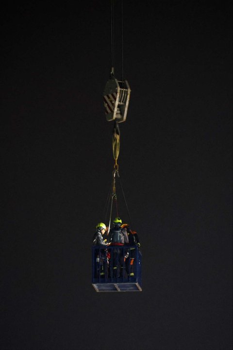 Tim SAR menggunakan crane saat melakukan pencarian korban yang tertimbun reruntuhan gedung pencakar langit setelah gempa dahsyat bermagnitudo 7,7 mengguncang Myanmar di Bangkok, Thailand, pada Selasa (1/4/2025). Getaran gempa mematikan yang menghantam Myanmar terasa kuat di Thailand sampai meruntuhkan gedung pencakar langit yang sedang dalam tahap pembangunan.