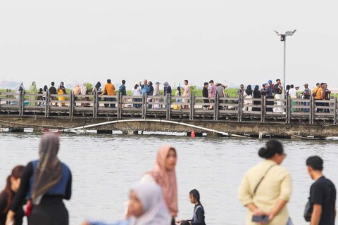 Sejumlah warga berwisata di Pantai Ancol Taman Impian, Jakarta, pada Selasa (1/4/2025) atau hari kedua libur Lebaran 2025. Pantai Ancol Taman Impian, Jakarta, menjadi salah satu destinasi wisata favorit warga saat libur Lebaran.