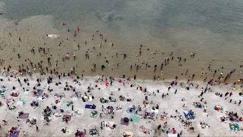 Sejumlah warga berwisata di Pantai Ancol Taman Impian, Jakarta, pada Selasa (1/4/2025) atau hari kedua libur Lebaran 2025. Pantai Ancol Taman Impian, Jakarta, menjadi salah satu destinasi wisata favorit warga saat libur Lebaran.