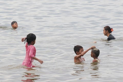 Sejumlah anak bermain air saat berwisata di Pantai Ancol Taman Impian, Jakarta, pada Selasa (1/4/2025) atau hari kedua libur Lebaran 2025. Pantai Ancol Taman Impian, Jakarta, menjadi salah satu destinasi wisata favorit warga saat libur Lebaran.