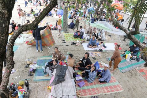 Sejumlah warga berwisata di Pantai Ancol Taman Impian, Jakarta, pada Selasa (1/4/2025) atau hari kedua libur Lebaran 2025. Pantai Ancol Taman Impian, Jakarta, menjadi salah satu destinasi wisata favorit warga saat libur Lebaran.