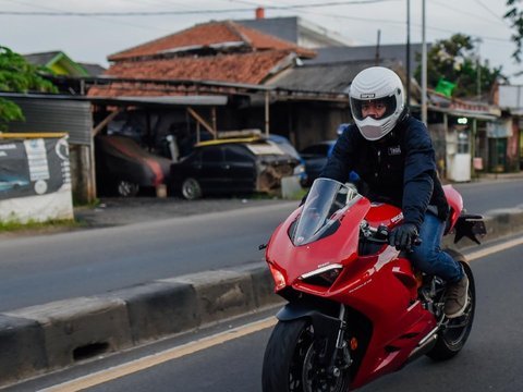 10 Potret Keren dan Gagah Artis Naik Motor Mewah Kesayangan, dari Vespa Klasik hingga Moge harga Ratusan Juta