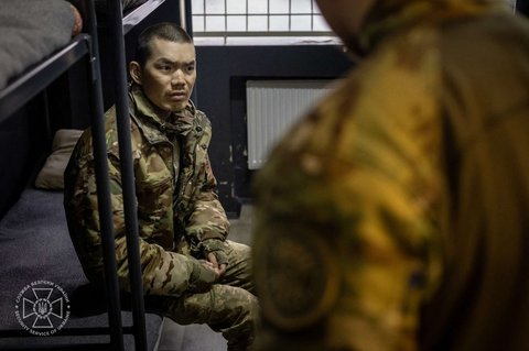 Foto yang dirilis Dinas Keamanan Ukraina (SBU), pada 9 April 2025, memperlihatkan seorang tentara yang mengaku sebagai warga negara China ditahan oleh otoritas Ukraina setelah ditangkap saat berperang untuk Rusia di lokasi yang dirahasiakan.