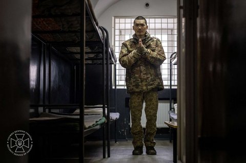 Foto yang dirilis Dinas Keamanan Ukraina (SBU), pada 9 April 2025, memperlihatkan seorang tentara yang mengaku sebagai warga negara China ditahan oleh otoritas Ukraina setelah ditangkap saat berperang untuk Rusia di lokasi yang dirahasiakan.