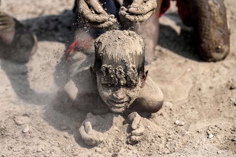 Cuaca Panas Landa India, Anak-Anak Sibuk Dinginkan Tubuh dengan 'Mandi' Lumpur