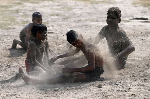 Cuaca Panas Landa India, Anak-Anak Sibuk Dinginkan Tubuh dengan 'Mandi' Lumpur