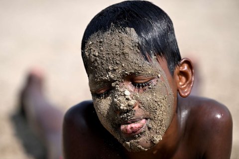 Cuaca Panas Landa India, Anak-Anak Sibuk Dinginkan Tubuh dengan 'Mandi' Lumpur