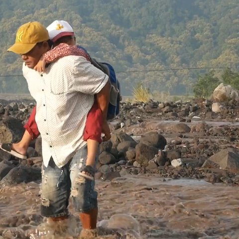 Potret Dampak Banjir Lahar Semeru Putuskan Jalan Desa, Separuh Siswa SD Jugosari Lumajang Absen