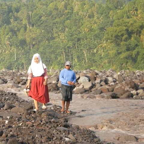Potret Dampak Banjir Lahar Semeru Putuskan Jalan Desa, Separuh Siswa SD Jugosari Lumajang Absen