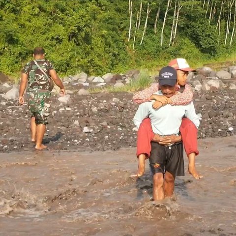 Potret Dampak Banjir Lahar Semeru Putuskan Jalan Desa, Separuh Siswa SD Jugosari Lumajang Absen