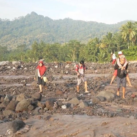 Potret Dampak Banjir Lahar Semeru Putuskan Jalan Desa, Separuh Siswa SD Jugosari Lumajang Absen