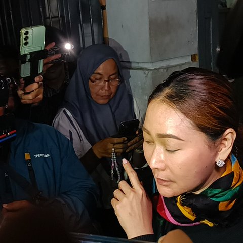 Jenazah Titiek Puspa Tiba di Rumah Duka, Disambut Isak Tangis Keluarga
