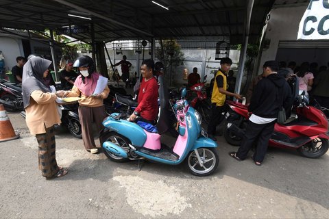  Antusiasme Warga Serbu Pemutihan Pajak Kendaraan Bermotor di Samsat Cinere