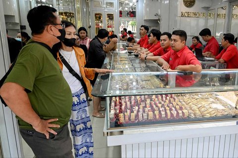 Warga membeli emas di sebuah toko emas di Denpasar, Bali, Sabtu (12/04/2025)
