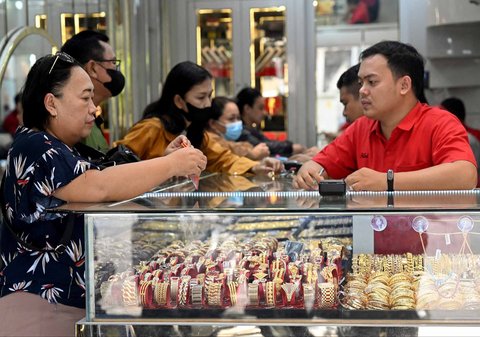 Warga membeli emas di sebuah toko emas di Denpasar, Bali, Sabtu (12/04/2025)