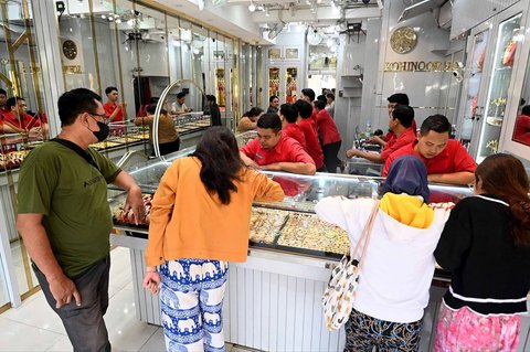 Warga membeli emas di sebuah toko emas di Denpasar, Bali, Sabtu (12/04/2025)