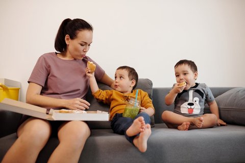 Ilustrasi Ngemil Bareng Anak