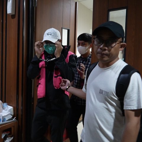 Tangan Diborgol Ekspresi Memelas, Penampakan Ketua PN Jaksel Usai Ditangkap Kejagung Gara-Gara Kasus Suap Rp60 M