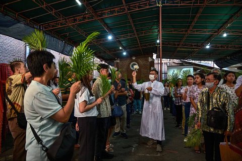 Berlangsung Khidmat, Prosesi Minggu Palma di Gereja Bunda Maria Surabaya