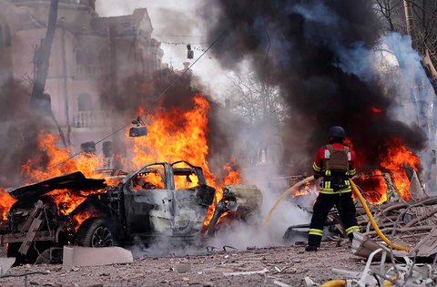 Anggota penyelamat Ukraina berupaya memadamkan api di lokasi serangan rudal di Sumy, Ukraina, Sabtu (13/04/2024).