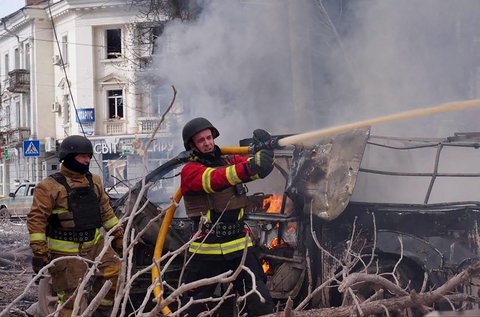 Anggota penyelamat Ukraina berupaya memadamkan api di lokasi serangan rudal di Sumy, Ukraina, Sabtu (13/04/2024).