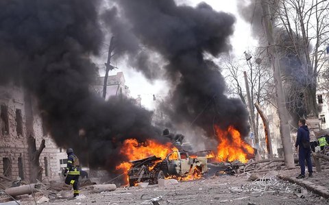 Anggota penyelamat Ukraina berupaya memadamkan api di lokasi serangan rudal di Sumy, Ukraina, Sabtu (13/04/2024).