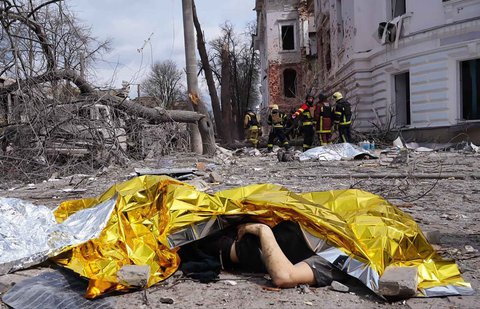 Warga yang tewas di lokasi serangan rudal di Sumy, Ukraina, Sabtu (13/04/2024).
