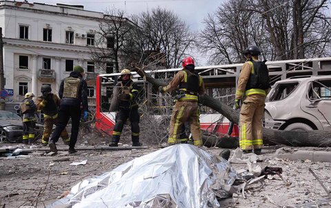 Warga yang tewas di lokasi serangan rudal di Sumy, Ukraina, Sabtu (13/04/2024).