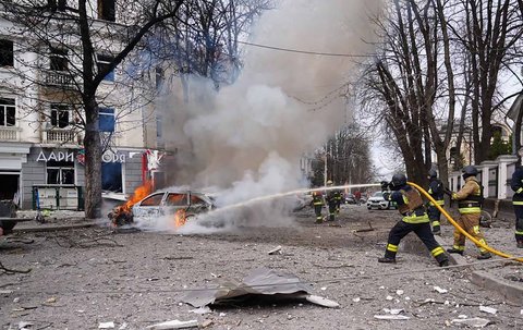 Anggota penyelamat Ukraina berupaya memadamkan api di lokasi serangan rudal di Sumy, Ukraina, Sabtu (13/04/2024).