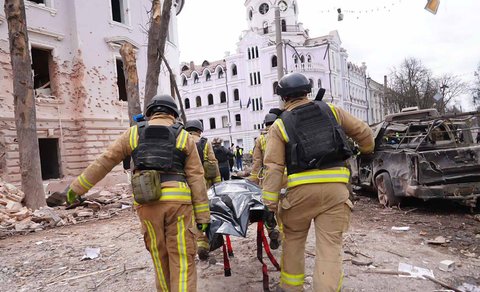 Anggota penyelamat Ukraina mengevakuasi korban tewas di lokasi serangan rudal di Sumy, Ukraina, Sabtu (13/04/2024).