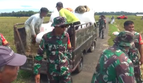 Hoho Alkaf Kades Bertato Terjun Langgung Turun Ke Sawah Tinjau Panen Padi Bareng Anggota TNI 'Program Presiden Cocok'