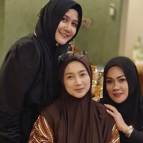 Cantik Natural Desy Ratnasari Tanpa Makeup di Acara Halal Bihalal Artis Senior, Lengket Bareng Ruben Onsu