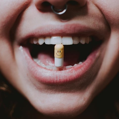Apakah Mengunyah Obat Bisa Lebih Membuatnya Efektif Dibanding Langsung Menelannya?