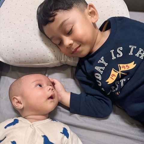 7 Momen Menggemaskan Saat Levian Anak Lesti Kejora dan Rizky Billar Asuh Adik Leshia, Lengkap dengan Lagu Uniknya!