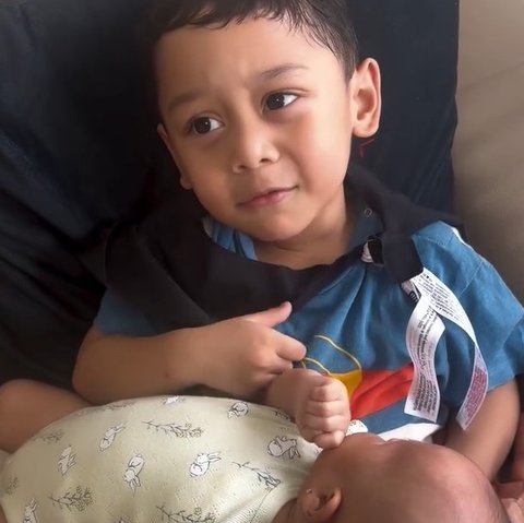 7 Momen Menggemaskan Saat Levian Anak Lesti Kejora dan Rizky Billar Asuh Adik Leshia, Lengkap dengan Lagu Uniknya!